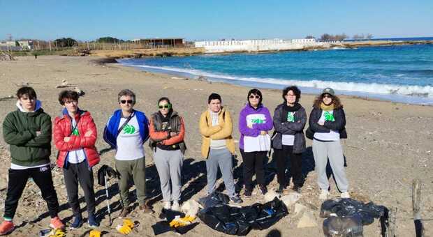 Brindisi, i volontari vogliono pulire la spiaggia ma il Comune li ferma. Ecco perché