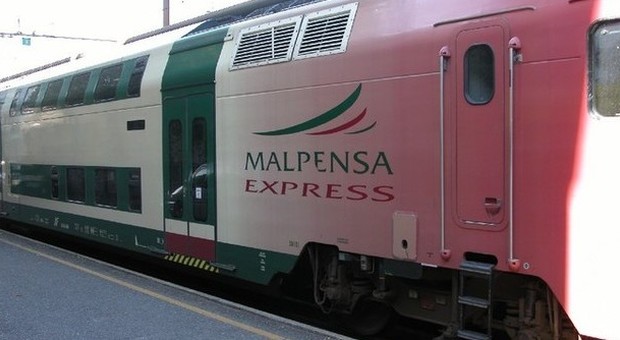 Pezzi di cadavere sui binari: giallo sulla ferrovia Malpensa-Cadorna