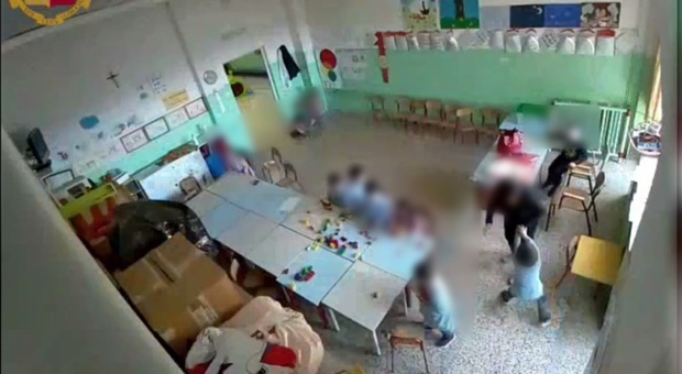 Matera, bambini con la testa sul banco: maestra d'asilo denunciata