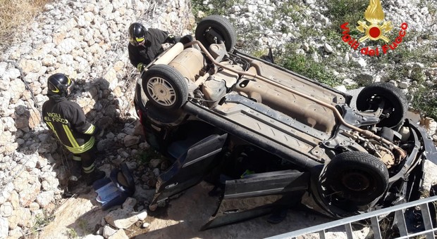Incidente a Gaeta, auto vola in un canale in secca e si ribalta