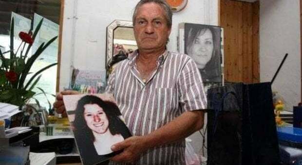 Nella foto, papà Guglielmo Mollicone, scomparso il 31 maggio scorso, con un'immagine di Serena