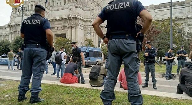 Milano, ubriachezza e richieste moleste di denaro ai turisti: daspo urbano per 17 persone