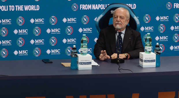 Il presidente del Napoli De Laurentiis durante la conferenza stampa (Foto Ssc Napoli)
