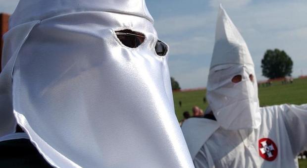 Virginia, battaglia per la statua dell'eroe sudista: arrestati 23 membri del Ku Klux Klan