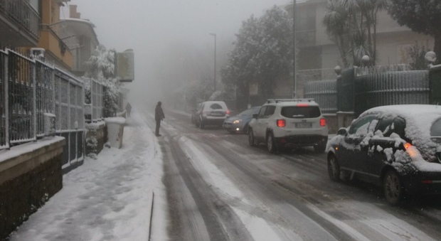 Gelo e neve a Napoli: stupore sui social e disagi tra i cittadini