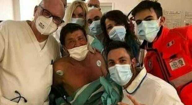 Gianni Morandi, la foto coi medici all'ospedale di Bologna