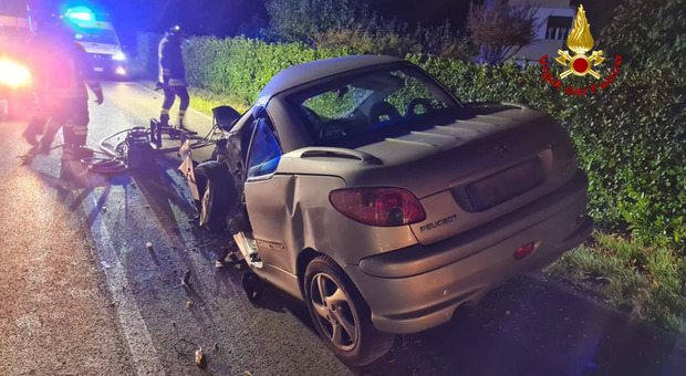 Peugeot cabrio si schianta contro un platano: conducente ferito
