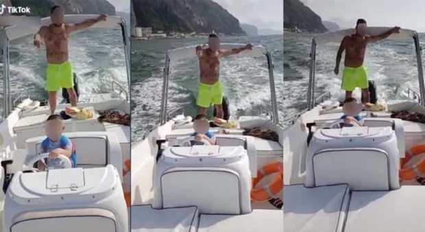 Bimbo guida motoscafo nel golfo di Napoli, caccia al papà “istruttore”: «È un ristoratore» | Video