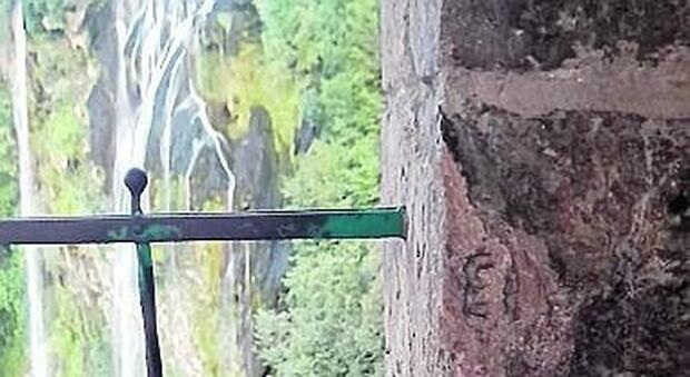 Belvedere della cascata delle Marmore, vandali alla Specola staccano una pietra dall'arco
