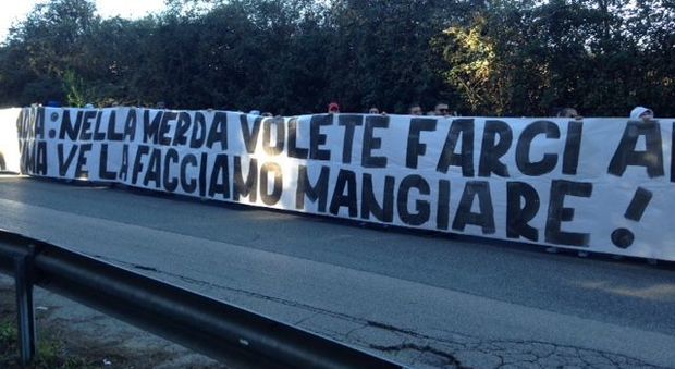 Lazio, dura contestazione a Formello: dai tifosi 10 sacchi di letame