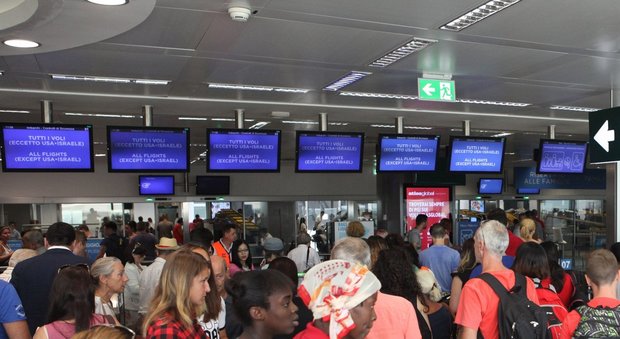 Cagliari, dimentica portafoglio con seimila euro al bar dell'aeroporto: glielo restituiscono sull'aereo