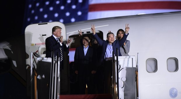 Washington, Trump e Melania accolgono i tre americani rilasciati dalla Corea del Nord