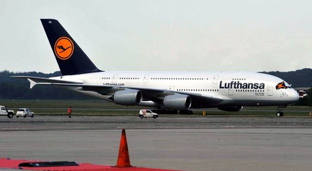 Lufthansa taglia le stime di crescita per il 2019, titolo crolla a Francoforte