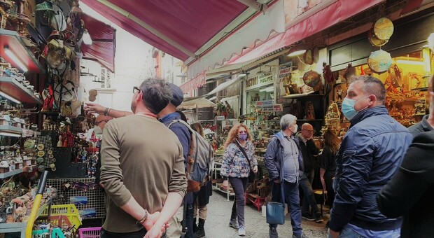 Napoli, a San Gregorio Armeno il Covid è alle spalle: boom di turisti. «Siamo rinati, ora la nuova fiera»