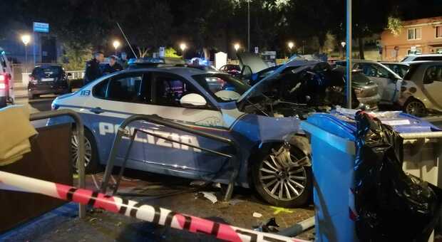 Pesaro, inseguimento mozzafiato in centro: schianto tra la polizia e l'auto in fuga