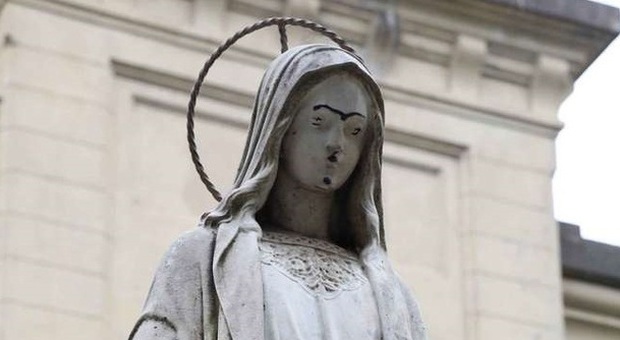 La Madonnina di piazzale Trento deturpata da baffi posticci