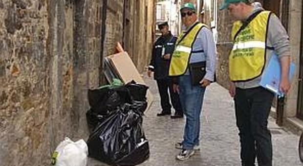 Gli ispettori ambientali controllano i rifiuti lasciati in strada