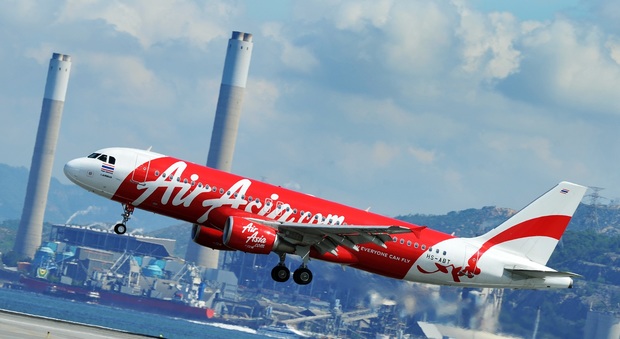 Passeggero urla "Bomba", evacuato volo Air Asia