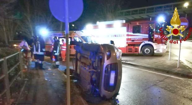 Ancona, perde il controllo dell'auto e si ribalta sul fianco: ragazza ferita