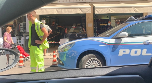 Lecce: auto sfonda la vetrina di un bar facendo irruzione tra i clienti