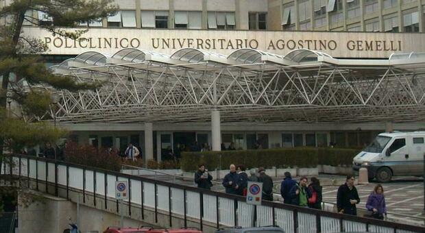 Roma, calci e pugni all’infermiera: paura al pronto soccorso del Gemelli. Paziente arrestato per lesioni