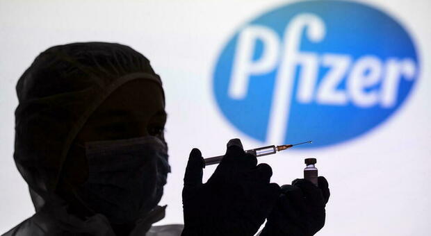 Vaccino Pfizer. Reazioni allergiche anche gravi, il primato europeo dell'Italia diventa un caso a Bruxelles