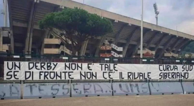 Salernitana-Napoli, lo striscione: «Non è un derby senza rivale»