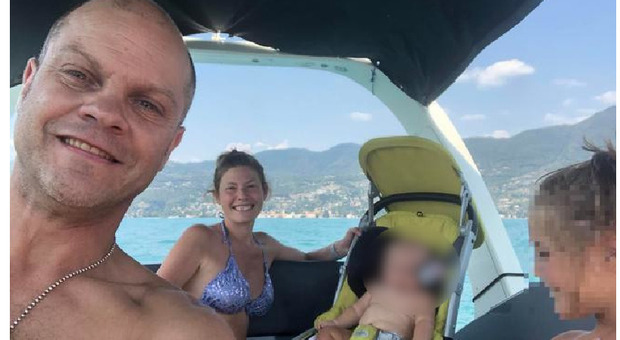 Gita in barca sul lago con la famiglia, si tuffa e non riemerge più: disperate ricerche di Alessandro, 41 anni
