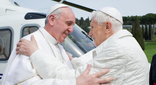Asse Bergoglio-Ratzinger per neutralizzare la fronda interna che si riconosce nel Papa emerito