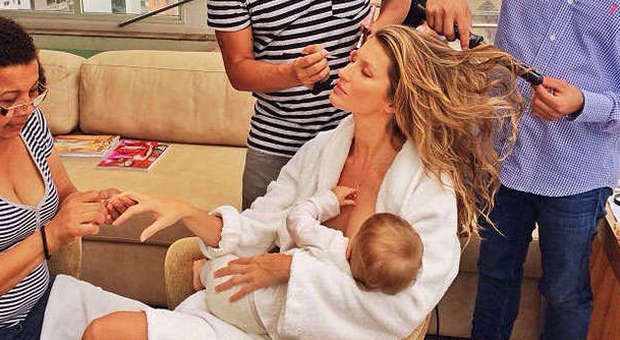 Gisele Bundchen mentre allatta sua figlia Vivian (foto su Instagram)