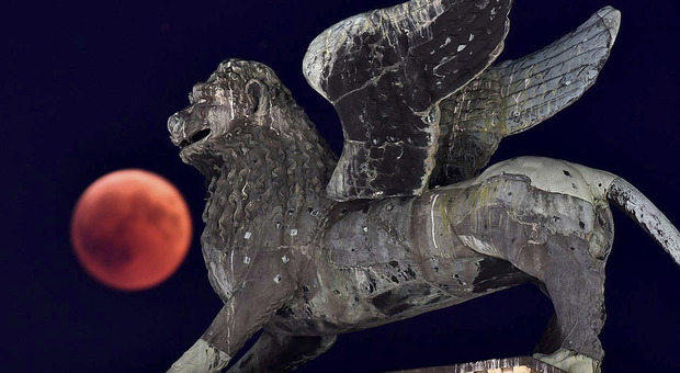 Eclissi da sogno a Venezia, migliaia di turisti incanti ad ammirare