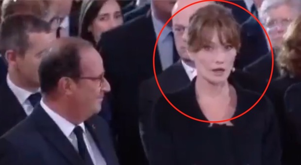 Hollande e Carla Bruni ai funerali di Chirac, lei strabuzza gli occhi: «Ecco cosa le ha detto»