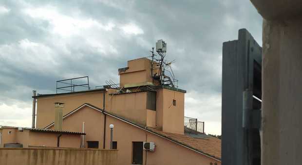 «Quell’antenna oscura il campanile». Polemiche sull’installazione di una stazione radio mobile sul tetto dell’Hotel Loreto