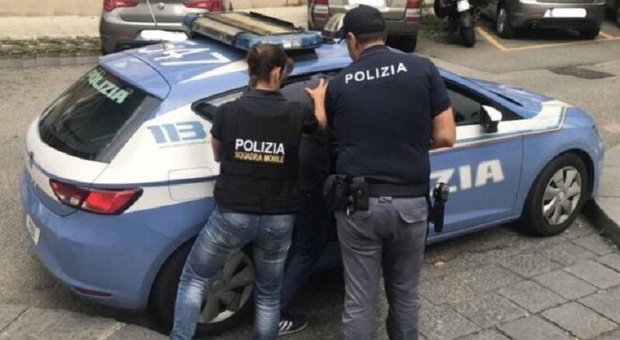 Pompei, danneggia le auto nel centro commerciale e aggredisce i poliziotti: arrestato
