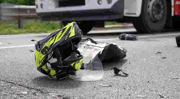 Schianto in moto contro un camion: morti marito e moglie, andavano al concerto di Vasco Rossi