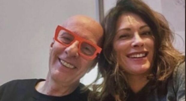 Massimo Cotto, oggi i funerali ad Asti. Le ultime volontà dello speaker di Virgin Radio morto a 62 anni: «Niente lacrime, tacchi e abiti colorati»