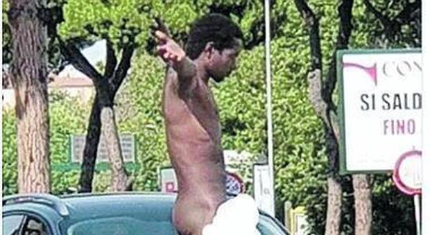 Lo straniero nudo al Foro Italico era stato arrestato per atti osceni