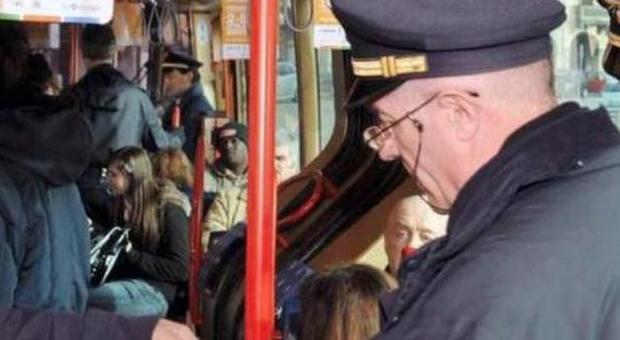 Panico sul bus: donna senza biglietto "azzanna" e prende a calci verificatori