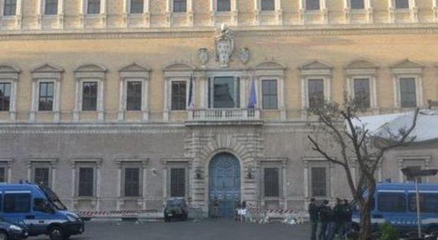 Roma, busta esplosiva all'ambasciata di Francia, impiegata sotto choc: si segue la pista anarchica