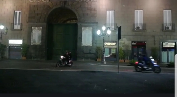 Napoli, davanti al Comune in scooter e senza casco: «Siamo in preda alle babygang»