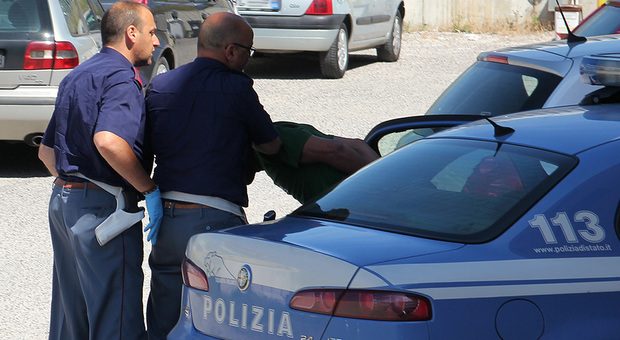 Roma, arrestato il rapinatore seriale di farmacie e supermercati: aveva messo a segno 9 colpi in emzz'ora