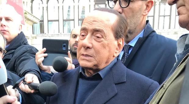 Berlusconi attraversa in stivaloni di gomma piazza San Marco