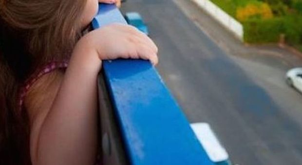 Milano, bambina di cinque anni cade dal balcone: la madre era uscita di casa, la piccola è grave