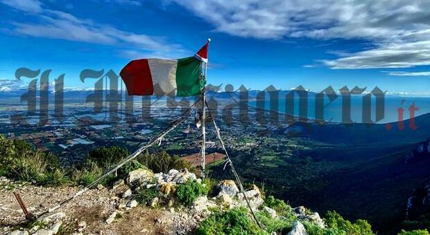 La bandiera italiana è tornata a sventolare sul Picco di Circe. Scardellato «Che sia di buon auspicio per questo nuovo anno»