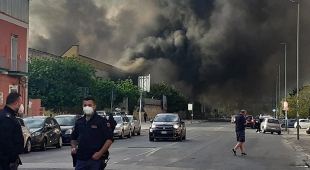 Gianturco, incendio nell'ex mercato ortofrutticolo: prosegue il monitoraggio dell'Arpac