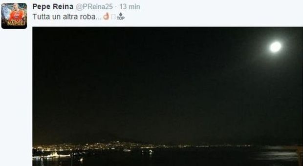 Reina scatta una foto al Golfo di Napoli e twitta: «Tutta un'altra cosa»