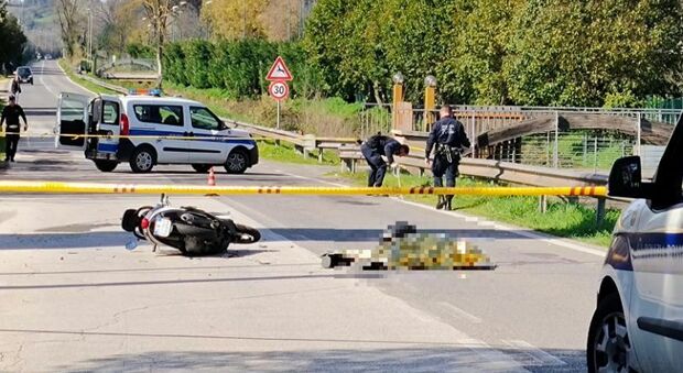 Roma, incidente su via Due Ponti: morta una donna, si è schiantata con lo scooter contro un furgone