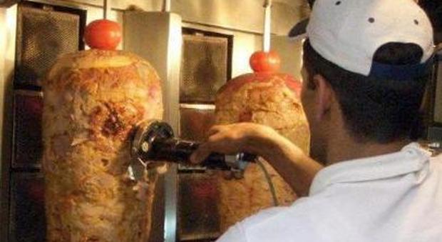 Annuncio di Bitonci: «Ora vieto i kebab in centro storico»