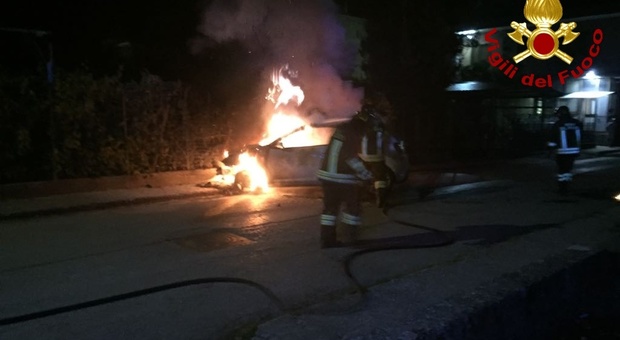 Notte di paura a Montoro, due auto in fiamme a distanza di poche ore