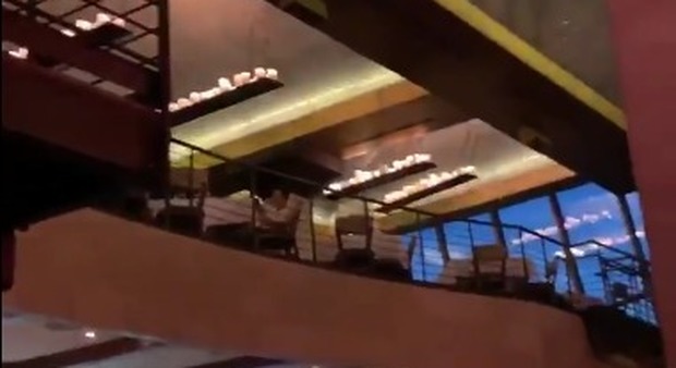 Teremoto in California, panico al ristorante: i lampadari ondeggiano, clienti in fuga